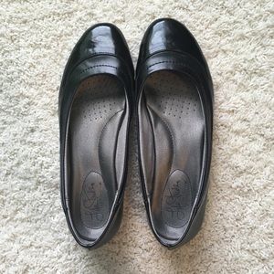 Comfortable LifeStride black flats